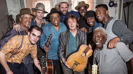 Paul McCartney entouré des bluesmen présents à la blues jam session convoquée pour le clip de "Early Days" (2014).
 (http://www.paulmccartney.com/)