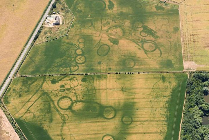 Le paysage près de Eynsham, Oxfordshire, révèle des monuments funéraires préhistoriques enfouis. 
 (Historic England)