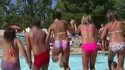 Des jeunes sautent dans une piscine. (CAPTURE D'ÉCRAN FRANCE 2)