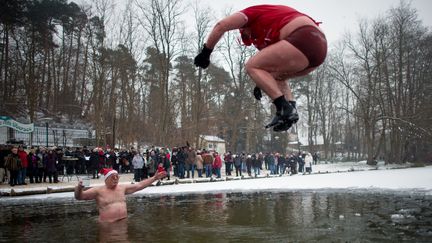 Un homme saute dans un lac &agrave; Lanke, &agrave; 50 km au nord de Berlin, le 23 d&eacute;cembre 2012.&nbsp; (JOHANNES EISELE / AFP)