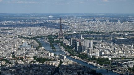 Une vue aérienne de Paris, le 1er juin 2022. (EMMANUEL DUNAND / AFP)