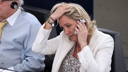 L'eurod&eacute;put&eacute;e et pr&eacute;sidente du Front national, Marine Le Pen, lors d'une session parlementaire &agrave; Bruxelles (Belgique), le 2 juillet 2013.&nbsp; (FREDERICK FLORIN / AFP)