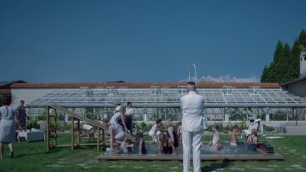 Grand prix du Festival de Cannes, La Zone d’intérêt de Jonathan Glazer raconte l’horreur sans la montrer en suivant le quotidien et la vie de famille de l’homme à la tête du camp d’Auschwitz. (France 2)