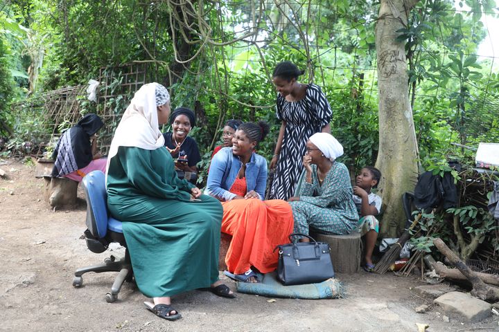 Des Comoriennes à Kawéni (Mayotte), le 18 avril 2023. (ROBIN PRUDENT / FRANCEINFO)