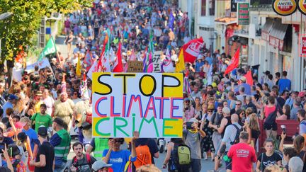 Des milliers de manifestants ont défilé dans les rues d'Hendaye, le 24 août 2019. (LAPEGUE BERTRAND / MAXPPP)