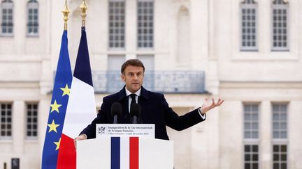 Le président de la République, Emmanuel Macron, le 30 octobre 2023 à Villers-Cotterêts (Aisne) lors de l'inauguration de la Cité internationale de la langue française. (CHRISTIAN HARTMANN / AFP)