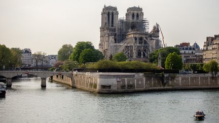 Une vue de&nbsp;Notre-Dame de Paris depuis la Seine, le 18 avril 2019, trois jours après l'incendie qui a ravagé le monument. (EDOUARD RICHARD / HANS LUCAS / AFP)