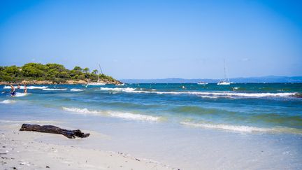 Une plage sur île de Porquerolles, le 13 août 2022. Photo d'illustration. (AMAURY CORNU / HANS LUCAS . VIA AFP)