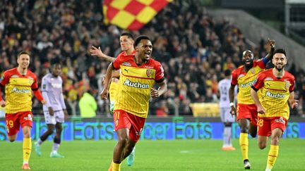 La joie du buteur, Loïs Openda, et des Lensois, lors du match Lens-Monaco, le 22 avril 2023. (FRANCOIS LO PRESTI / AFP)