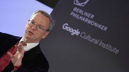 Eric Schmidt, le président exécutif d'Alphabet, la maison mère de Google, donne une conférence à Berlin (Allemagne), le 1er décembre 2015. (RAINER JENSEN / DPA / AFP)