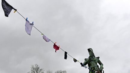 Guirlandes de slips et de culottes à Poligny (Jura) le 15 février 2018. (MAXPPP)