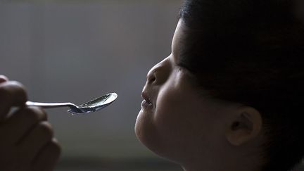 Il est né sans yeux. Ses parents et son grand-père ont été exposés à l’herbicide.  (REUTERS/Damir Sagolj )