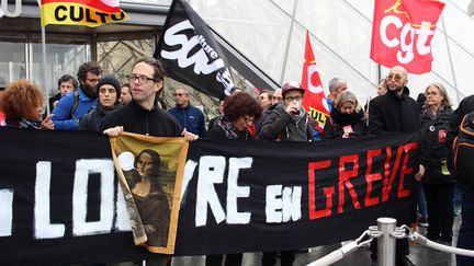 Les cinq entrées du musée ont été bloquées par les manifestants. (XAVIER GRUMEAU / FRANCE-INFO)