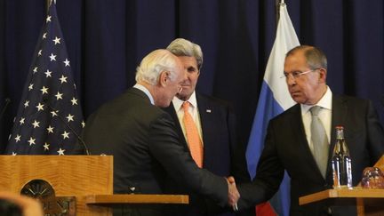 L’envoyé spécial des Nations Unies pour la Syrie, Staffan de Mistura, le secrétaire d’Etat américain John Kerry et le ministre des Affaires étrangères russe Sergey Lavrov. (FATIH EREL / ANADOLU AGENCY)