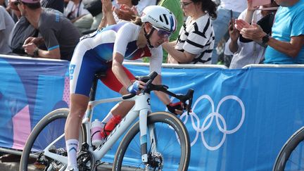 La Française Juliette Labous lors de la course olympique en ligne des Jeux de Paris, le 4 août 2024. (PICHON PATRICK / AFP)