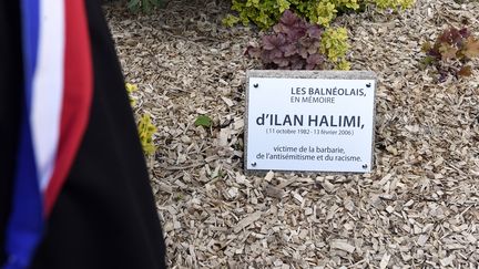 La&nbsp;plaque en mémoire d'Ilan Halimi, à Bagneux (Hauts-de-Seine), le 5 mai 2015. (ALAIN JOCARD / AFP)