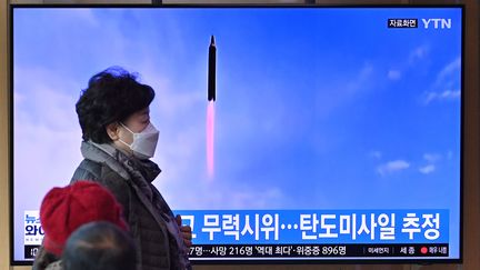 Les images d'un test nord-coréen de tir de missile, diffusés à la télvision dans une gare de Séoul (Corée-du-Sud), le 5 mars 2022. (JUNG YEON-JE / AFP)