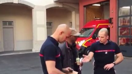 À Lyon (Rhône), des pompiers se sont mobilisés en apprenant que leur agent d'entretien avait été victime d'une attaque sur internet. (FRANCE 3)