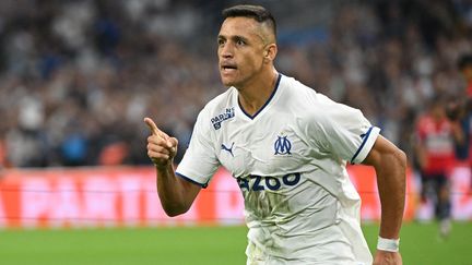 L'attaquant chilien de l'Olympique de Marseille, Alexis Sanchez, célèbre son but lors du match de Ligue 1 contre Lille, samedi 10 septembre au stade Vélodrome. (CHRISTOPHE SIMON / AFP)