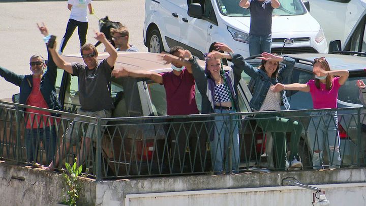 Sur les notes des Dudes, le public danse dans la rue ou depuis les balcons du quartier de l'avanue&nbsp;Noël&nbsp;Franchini à Ajaccio (France 3 Corse)