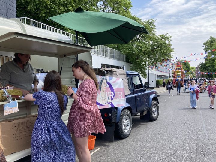 Pour ce ""Big Jubilee Lunch", chacun est censé apporter gâteaux et petits fours faits maison. (JEAN-SÉBASTIEN SOLDAINI / RADIOFRANCE)