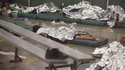 A Nogales, les d&eacute;tenus dorment sur des matelas pos&eacute;s &agrave; m&ecirc;me le sol. Une couverture de survie pour se tenir. (ROSS D. FRANKLIN / AP / SIPA)