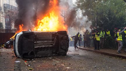 Une voiture en feu lors de la manifestation des "gilets jaunes", samedi 1er décembre 2018, à Paris.&nbsp; (KARINE PIERRE / AFP)