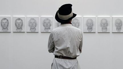 FIAC 2011, visiteur devant &quot;Opalka&quot; une oeuvre de Roman Opalka (1965)
 (François Guillot / AFP)