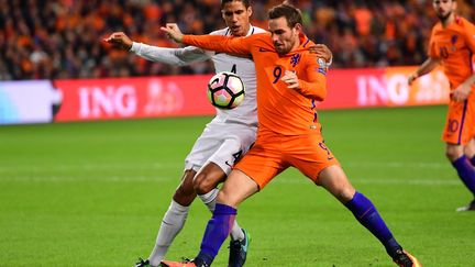 Rafaël Varane au duel avec l'attaquant néerlandais Janssen (EMMANUEL DUNAND / AFP)