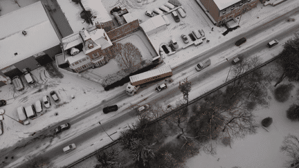 Circulation : sur les routes, la neige provoque plusieurs accidents et embouteillages (France 2)