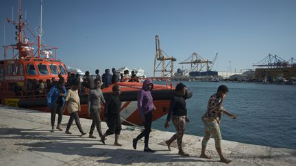 Des migrants secourus en mer débarquent à Malaga, en Espagne, le 29 octobre 2019.&nbsp; (JORGE GUERRERO / AFP)