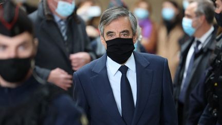 L'ancien Premier ministre François Fillon arrive à son procès en appel, à Paris, le 15 novembre 2021. (THOMAS COEX / AFP)