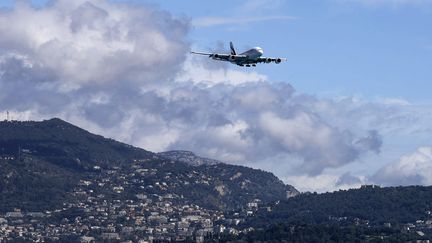 Avion au-dessus de Nice, le 3 avril 2024. Photo d'illustration. (FRANCOIS GLORIES / MAXPPP)