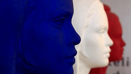 Le buste de Marianne à l'effigie de Brigitte Bardot se décline en bleu blanc rouge 
 (France 3 )