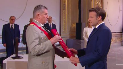 La cérémonie d'investiture d'Emmanuel Macron pour son second mandat de président, le 7 mai 2022. (CAPTURE ECRAN / FRANCEINFO)