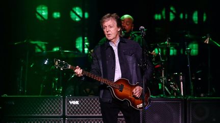 Paul McCartney sur scène le 28 novembre 2018 à la Paris-Défense Arena (U-Arena), à Nanterre, en banlieue ouest de Paris. (OLIVIER CORSAN / PhotoPQR / Le Parisien / MAXPPP)