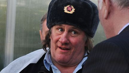 L'acteur fran&ccedil;ais G&eacute;rard Depardieu porte une chapka&nbsp;de l'arm&eacute;e russe lors de sa visite d'une ferme &agrave; Oerny (Russie), le 23 f&eacute;vrier 2013. (ANDREY SMIRNOV / AFP)