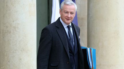 Le ministre de l'Economie et des Finances, Bruno Le Maire, quitte l'Elysée à l'issue du Conseil des ministres, le 14 février 2024. (ALAIN JOCARD / AFP)