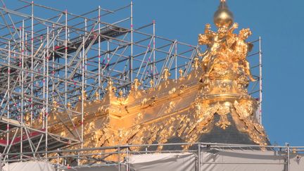 Le toit de la Chapelle royale et ses ornements de plombs redorés. (CAPTURE D'ÉCRAN FRANCE 3)