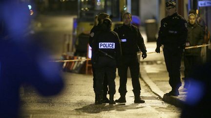 Des policiers devant le parking de Bois-Colombes (Hauts-de-Seine), o&ugrave; a &eacute;t&eacute; arr&ecirc;t&eacute; l'homme suspect&eacute; d'&ecirc;tre le tireur de Paris, mercredi 20 novembre. (KENZO TRIBOUILLARD / AFP)