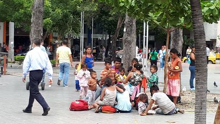 Des migrants vénézuéliens arrivés en famille à Cúcuta (Colombie). (BENJAMIN ILLY / RADIO FRANCE)