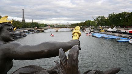 Les installations de l'épreuve de Coupe du monde de natation en eau libre dans la Seine, à Paris au Pont Alexandre-III, démontées suite à l'annulation de la compétition, le 6 août 2023 (BERTRAND GUAY / AFP)