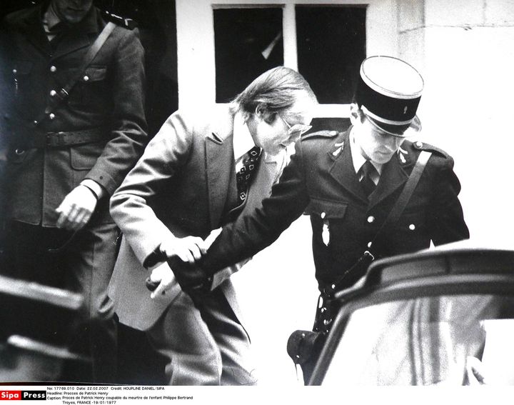 Patrick Henry sortant du tribunal de Troyes (Aube), le 19 janvier 1977, après avoir été condamné à la perpétuité. (HOUPLINE DANIEL / SIPA)