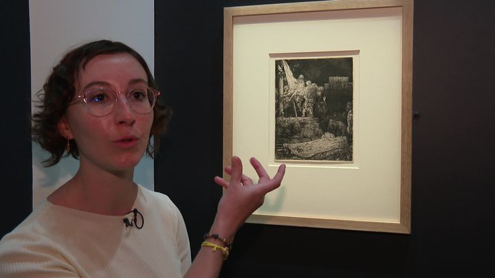 Emma Margiotta, médiatrice culturelle, devant une oeuvre de Rembrandt, "La Descente de Croix au flambeau" (France 3 Pays de la Loire)