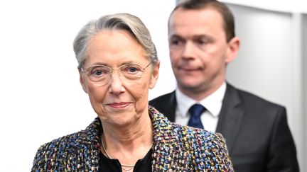 La Première ministre, Elisabeth Borne, et le ministre du Travail, Olivier Dussopt, lors de la conférence de presse présentant la réforme des retraites, le 10 janvier 2023. (BERTRAND GUAY / POOL / AFP)