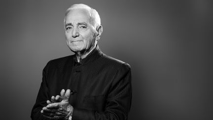 Le chanteur Charles Aznavour, le 16 novembre 2017, lors d'une séance photos à Paris. (JOEL SAGET / AFP)