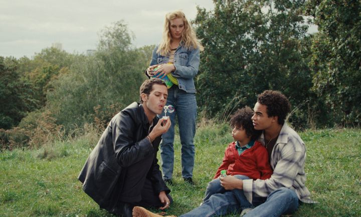 Victor Belmondo, Lou Lampros, le petit Hélyos Johnson et Théo Christine dans "Vivre, mourir, renaître" de Gaël Morel. (ARP)