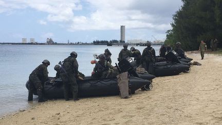 Des soldats japonais participent à un exercice militaire avec les Etats-Unis, le Japon, la France et le Royaume-Uni, sur la base navale américaine de l'île de Guam, le 13 mai 2017. (HAVEN DALEY/AP/SIPA / AP)