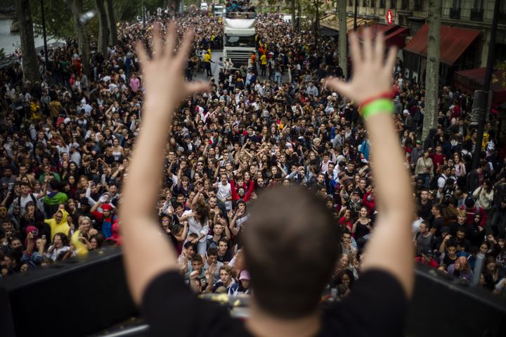 Publikum danser til lyden av en DJ som sitter på en flottør, på Techno Parade, i Paris, 22. september 2018. (YOAN VALAT / EPA / MAXPPP)