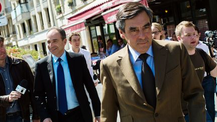 Jean-Fran&ccedil;ois Cop&eacute; (gauche) et Fran&ccedil;ois Fillon (droite) sortent d'un restaurant apr&egrave;s un d&eacute;jeuner, le 24 avril 2013 &agrave; Paris. (MARTIN BUREAU / AFP)